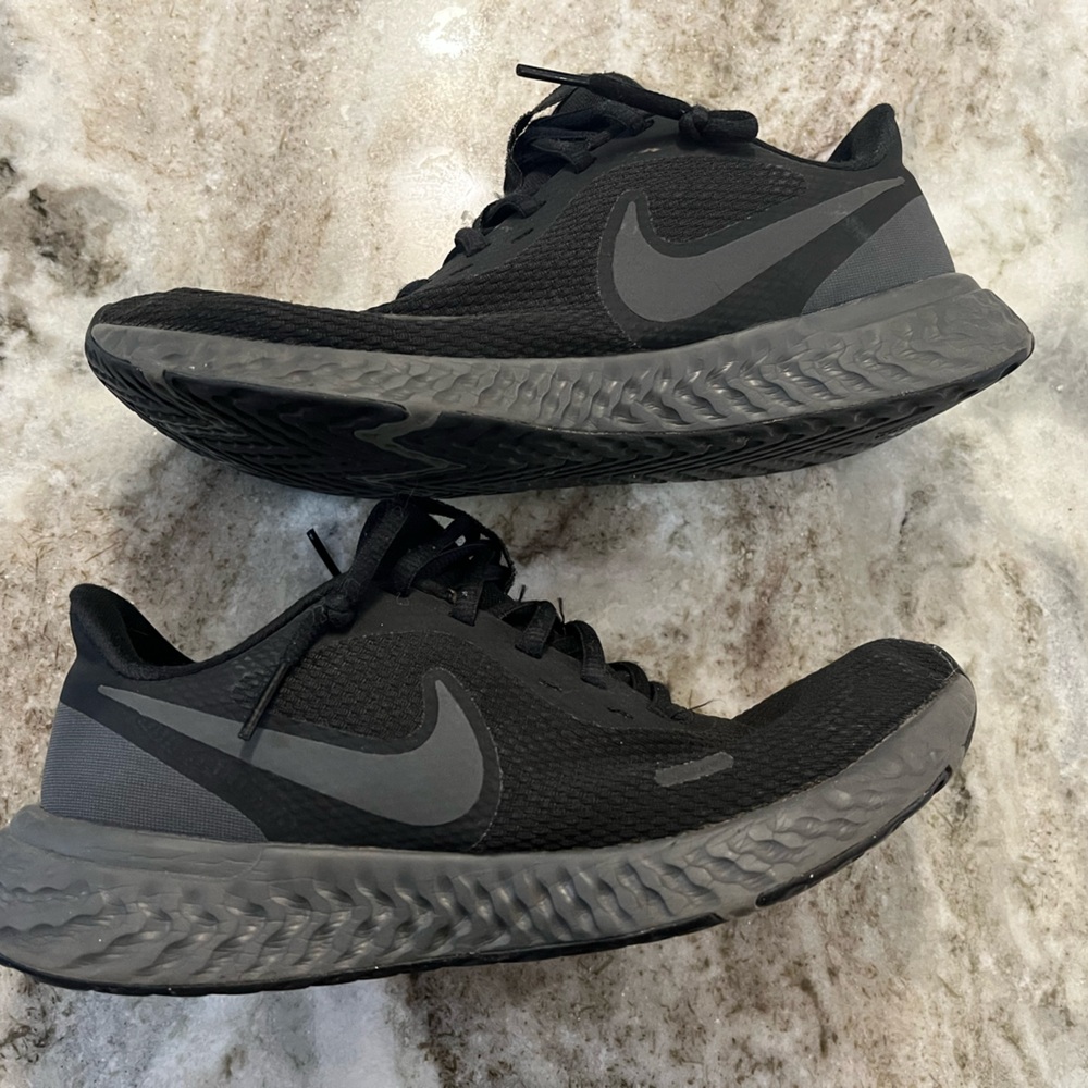 Nike Revolution 5 Black Athletic Running Shoes women’s size 9